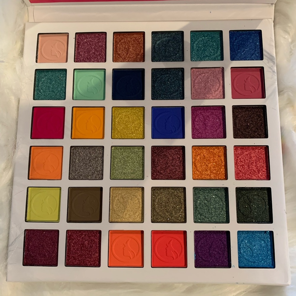 Bella forever love is love makeup eyeshadow